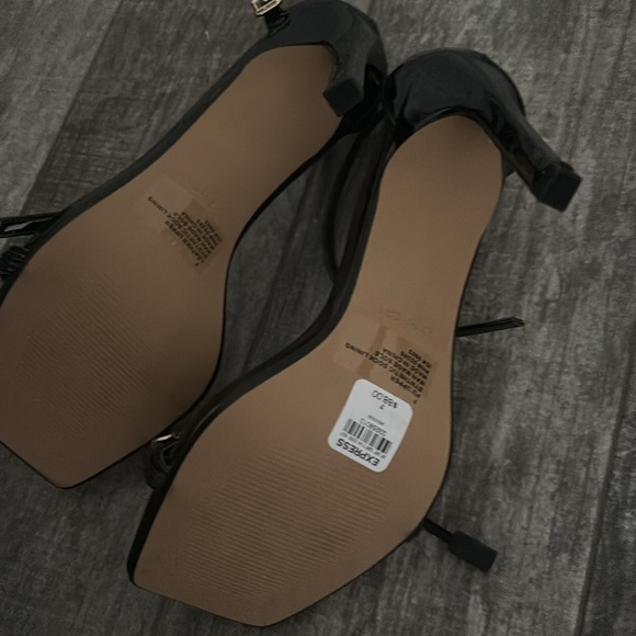 NWOT- Express black heels with gold chain size 7 - Picture 4 of 4